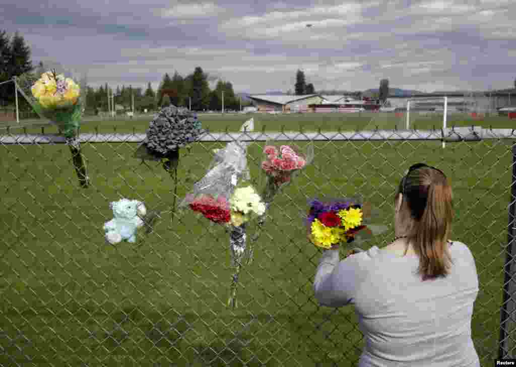 Para pengunjung meninggalkan bunga untuk menghormati para koran penembakan di SMA Marysville-Pilchuc, negara bagian&nbsp;Washington&nbsp;(25/10). 