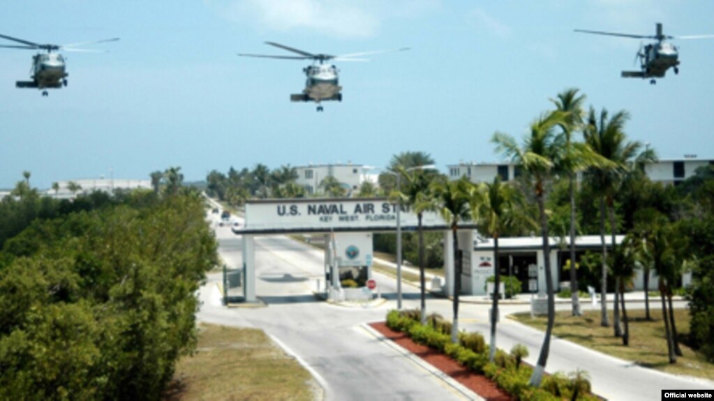 图为佛罗里达洲基韦斯特（Key West）美国海军航空基地的大门。