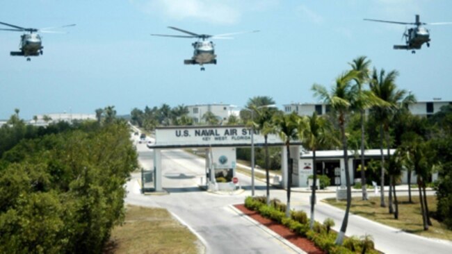 图为佛罗里达州基韦斯特（Key West）美国海军航空基地的大门。