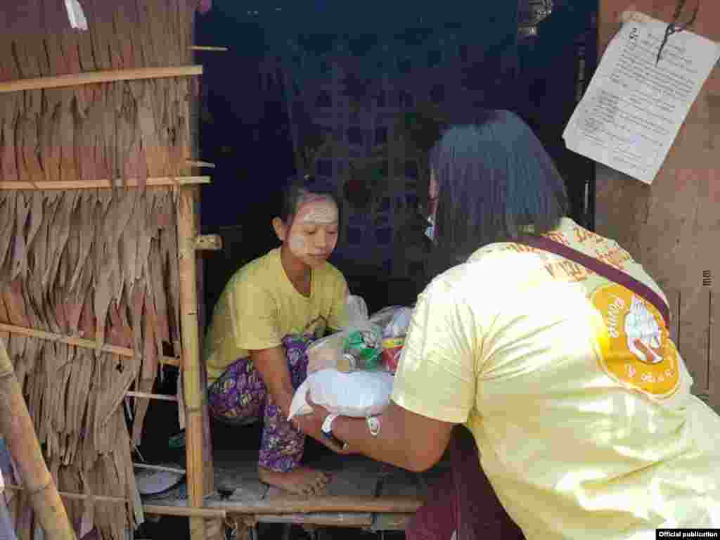 COVID-19 ေၾကာင့္ အကူအညီလုိသူေတြကုိ လူမႈေရးအဖဲြ႔ေတြ လိုက္လံ ကူညီေနပံု (သတင္းဓာတ္ပံု - Clean Yangon)