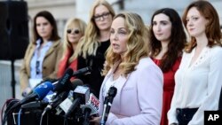 L'actrice Louisette Geiss lors d'une conférence de presse du groupe de femmes "Silence Breakers", qui ont dénoncé le comportement prédateur sexuel du producteur hollywoodien Harvey Weinstein, à l'hôtel de ville de Los Angeles, le 25 février 2020. (AP Photo/Chris Pizzello)