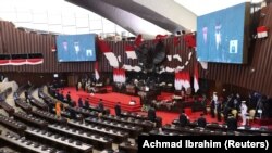 Kursi-kursi di ruangan utama Dewan Perwakilan Rakyat (DPR) tampak kosong karena pembatasan yang dilakukan untuk mencegah penyebaran COVID-19 saat Presiden Joko Widodo menyampaikan pidato kenegaraan di Jakarta pada 16 Agustus 2021. (Foto: Reuters/Achmad Ibrahim)