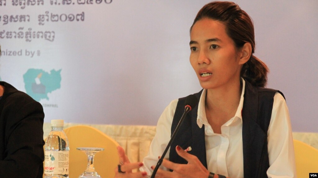 កញ្ញា​ សេង រាសី អ្នក​សម្រប​សម្រួល​គណៈ​កម្មការ​លើក​ស្ទួយ​ស្ត្រី​ក្នុង​វិស័យ​នយោបាយ​នៃ​អង្គការ​សីលការ​ នៅក្នុង​សន្និសីទ​សារព័ត៌មាន​ស្តី​ពី​ «លទ្ធផល​អង្កេត​នៃ​ការ​ដាក់​បេក្ខភាព​ស្ត្រី​ឈរ​ឈ្មោះ​ក្រុម​ប្រឹក្សា​ឃុំ​ សង្កាត់​អាណត្តិ​ទី៤​» ក្នុង​រាជធានីភ្នំពេញ​ នៅថ្ងៃ​ទី​៩ ខែឧសភា ឆ្នាំ២០១៧។