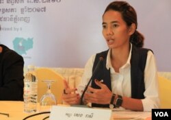 រូបឯកសារ៖ កញ្ញា​ សេង រាសី នាយិកានៃ​អង្គការ​សីលការ​ នៅក្នុង​សន្និសីទ​សារព័ត៌មាន​ស្តី​ពី​«លទ្ធផល​អង្កេត​នៃ​ការ​ដាក់​បេក្ខភាព​ស្ត្រី​ឈរ​ឈ្មោះ​ក្រុម​ប្រឹក្សា​ឃុំ​ សង្កាត់​អាណត្តិ​ទី៤​» ក្នុង​រាជធានីភ្នំពេញ។