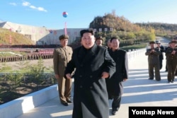 북한 김정은 국무위원장이 지난 2015년 10월 준공식이 열린 백두산영웅청년발전소를 시찰하고 있다.