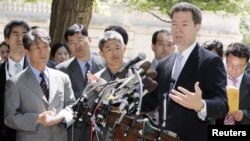 샘 브라운백 미 상원의원(오른쪽)이 지난 2006년 5월 북한인권법에 따라 탈북자 6명이 처음으로 난민 자격으로 미국에 입국한 사실을 기자들에게 설명하고 있다. 브라운백 의원은 2004년 미국 의회에서 북한인권법이 채택되도록 주도적인 노력을 기울였었다.