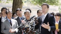 지난 2006년 5월 샘 브라운백 상원의원(오른쪽)이 북한인권법에 따라 탈북자 6명이 처음으로 난민 자격으로 미국에 입국한 사실을 기자들에게 설명하고 있다. 브라운백 의원은 2004년 미국 의회에서 북한인권법이 채택되도록 주도적인 노력을 기울였었다.