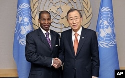 L'ambassadeur désigné à l'ONU par Alassane Ouattara, Youssouf Bamba, en compagnie du secrétaire général Ban Ki-moon au siège de l'ONU, à New York le 29 décembre 2010