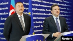 Azerbaijan's President Ilham Aliyev (L) and European Commission President Jose Manuel Barroso (R) address a joint news conference after a meeting in Brussels April 28, 2009. REUTERS/Thierry Roge (BELGIUM POLITICS) - RTXEHD0