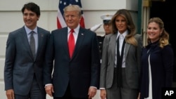 Será una negociación "difícil" dijo el presidente Donald Trump al recibir al líder de Canadá, Justin Trudeau. En la foto, ambos aparecen con sus esposas a la llegada de Trudeau a la Casa Blanca. Oct. 11 , 2017.