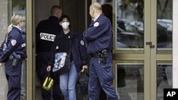Các sĩ quan cảnh sát Pháp đứng gác tại lối vào của một tòa nhà ở Strasbourg, Pháp, thứ Bảy 6/10/2012, nơi một kẻ tình nghi đã bị bắn chết sau khi xả súng vào cảnh sát
