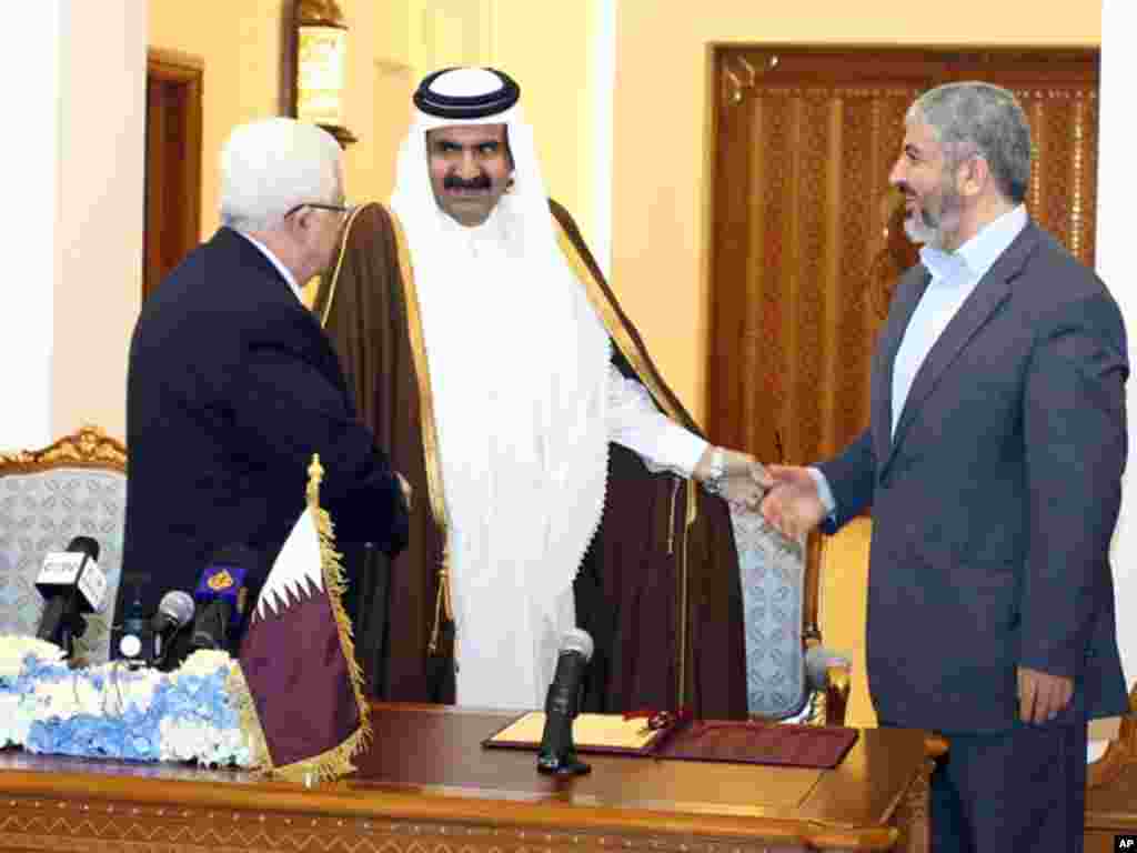 Emir of Qatar Sheikh Hamad Bin Khalifa Al-Thani, center, and Palestinian President Mahmoud Abbas, left, and Hamas leader Khaled Meshaal, right, talk together in Doha, Qatar, on February. 6, 2012. (AP)