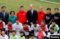 2015年3月3日英国威廉王子（后排中）在上海南洋中学足球训练营