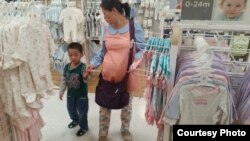 即将临盆的刘晓冬和幼子在美国超市采买（方政提供）