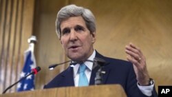 Le secrétaire d'État américain John Kerry s’est montré prudemment optimiste, qualifiant les négociations de cruciales (AP) 