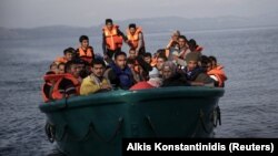 2015年11月10日，难民和移民乘坐拥挤的小船抵达希腊莱斯博斯岛。