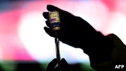 In this file photo taken on March 24, 2021, a health worker prepares the AstraZeneca/Oxford shot at the Wanda Metropolitano stadium in Madrid, Spain. (GABRIEL BOUYS / AFP)