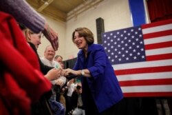 La aspirante a la nominación presidencial demócrata Amy Klobuchar durante un acto de campaña en Salem, New Hampshire, el 9 de febrero de 2020.