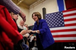 La aspirante a la nominación presidencial demócrata Amy Klobuchar durante un acto de campaña en Salem, New Hampshire, el 9 de febrero de 2020.