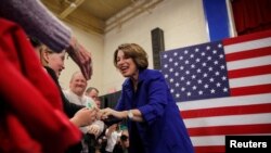 Amy Klobuchar, precandidata demócrata a la presidencia, quedó mal parada ante miles de hispanos que veían una entrevista de la cadena Telemundo. No supo decir el nombre del presidente mexicano. Tom Steyer tampoco supo decirlo. Foto Reuters