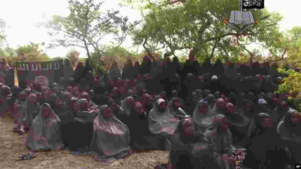 L&#39;image d&#39;une vidéo prise par le réseau terroriste Boko Haram au Nigeria, montre les filles enlevées dans la ville du nord de Chibok. (AP Photo / File) 