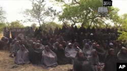 激进组织博科圣地的电视网的视频截图显示据说被绑架的女学生