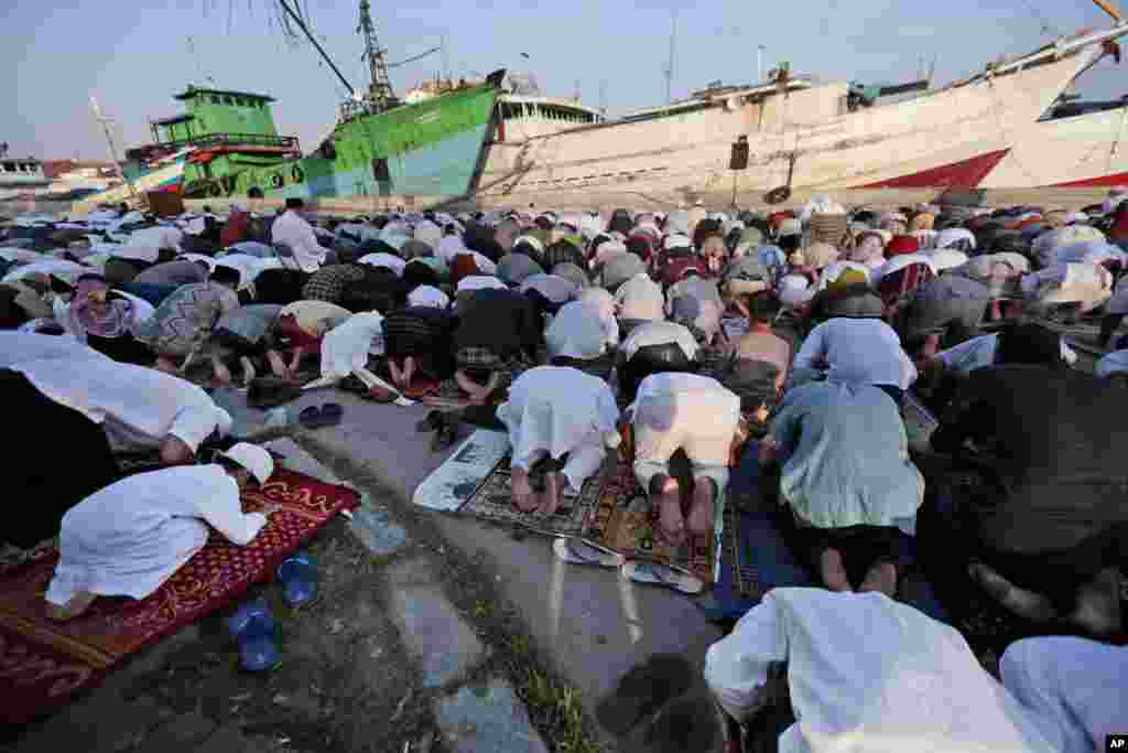 Para jemaah salat Ied di pelabuhan Sunda Kelapa, Jakarta, Rabu, 5 Juni 2019. (Foto: Dita Alangkara/AP)