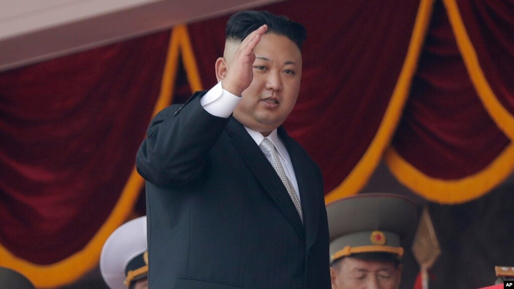 Kim Jong Un trên khán đài trong cuộc diễn hành ngày 15/4/2017 nhân kỷ niệm sinh nhật lần thứ 105 của Kim Il Sung, người sáng lập Bắc Triều Tiên, ông nội của Kim Jong Un.