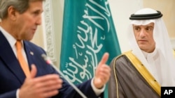 Menlu AS John Kerry (kiri) dan Menlu Saudi Adel al-Jubeir memberikan konferensi pers bersama di Riyadh, Saudi Arabia, Kamis (7/5).