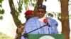 Le président nigérian Muhammadu Buhari s'exprime lors d'une visite à la caserne Maimalari à Maiduguri, le 17 juin 2021.