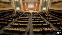 戴着防护口罩、保持社交距离的各国代表出席在日内瓦联合国欧洲总部举行的第44届人权理事会会议。（2020年6月30日）