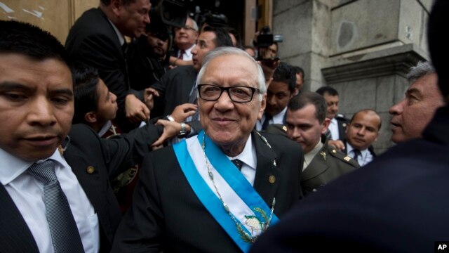 El presidente interino de Guatemala, Alejandro Maldonado fue juramentado tras la renuncia de Otto Pérez Molina, presionada por su presunta participación en un escándalo de corrupción aduanera. 