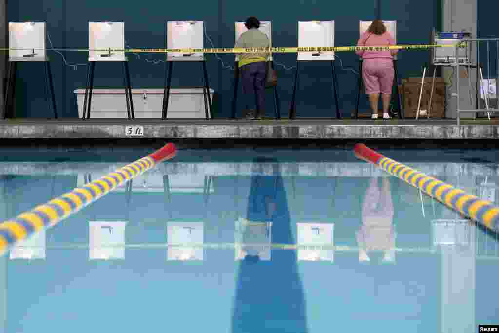 미국 전역에서 중간선거를 실시한 가운데, 로스앤젤레스의 한 수영장에 마련된 투표소에서 유권자들이 투표하고 있다.