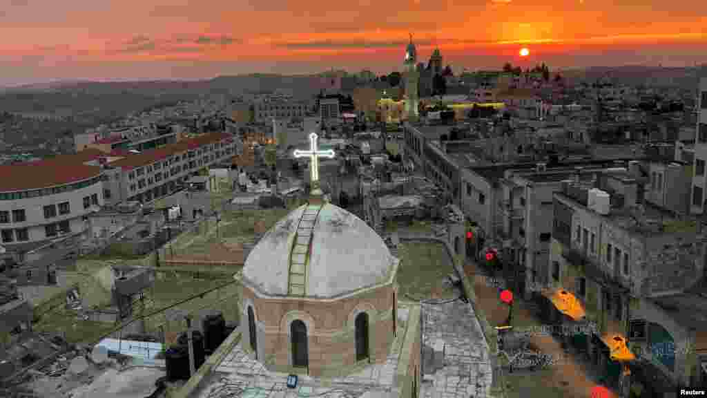 Foto udara kubah gereja Asyur yang menghadap ke arah menara masjid di Lapangan Manger, tempat Gereja Kelahiran (Nativitas) berada di Betlehem, Tepi Barat, wilayah Palestina yang diduduki Israel.