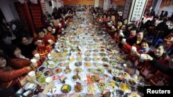 In this 2014 photo, residents of Wuhan, a city in China’s Hubei province, share a meal during the Chinese Lunar New Year. The event is called "Ten Thousand Families Dinner." (Photo Reuters)