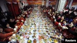 Acara makan malam keluarga besar pada Tahun Baru China di Wuhan, provinsi Hubei. (Foto: Dok)