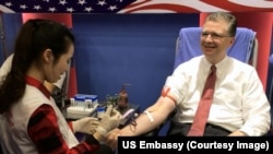 Đương kim Đại sứ Mỹ tại Việt Nam Daniel Kritenbrink trong một sự kiện hiến máu nhân đạo đầu năm nay.