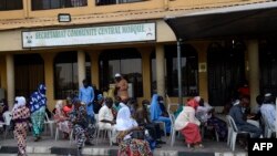 Des fidèles musulmans font la queue en attendant de recevoir une dose du vaccin Vaxzevria Covid-19 d'Astrazeneca à la mosquée centrale de la communauté du Secrétariat, Alausa, Ikeja à Lagos, le 26 novembre 2021.