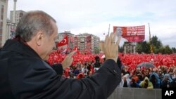 Tổng thống Thổ Nhĩ Kỳ Recep Tayyip Erdogan chào đón những người ủng hộ ông ở quê nhà Rize, ngày 15 tháng 10 năm 2016.