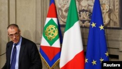 L'ancien haut responsable du Fonds monétaire international (FMI), Carlo Cottarelli, s'adresse aux médias après une rencontre avec le président italien Sergio Mattarella au palais du Quirinal à Rome, en Italie, le 28 mai 2018.