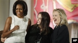 美国国务卿克林顿和第一夫人米歇尔.奥巴马3月8日在华盛顿颁发国际妇女勇气奖