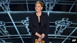 Aktris Julie Andrews mempersembahkan penghargaan atas musik original terbaik pada Academy Awards di Dolby Theatre, Los Angeles (22/2). (AP/John Shearer)