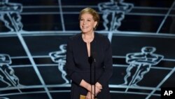 FILE - Julie Andrews presentó el premio a la mejor partitura musical original durante la entrega de los Premios Oscar en febrero de 2015.