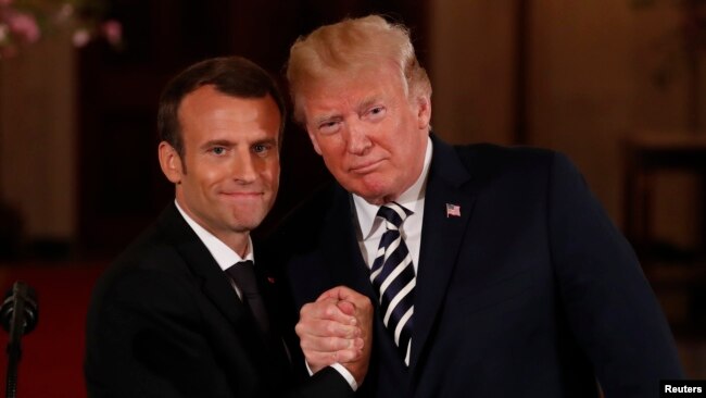 El presidente francés, Emmanuel Macron estrecha la mano del presidente Donald Trump al final de la conferncia de prensa conjunta en la Casa Blanca el martes, 24 de abril, de 2018.