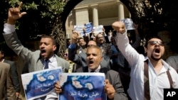 Dozens of lawyers shout slogans during a protest against the accord to hand over control of two strategic Red Sea islands, Tiran and Sanafir, to Saudi Arabia in front of the lawyers syndicate in Cairo, Egypt, June 13, 2017.