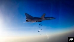 El bombardero de largo alcance ruso Tu-22M3 vuela durante un ataque aéreo sobre la región de Alepo de Siria el martes, 16 de agosto de 2016.