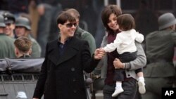 Aktor Tom Cruise beserta anaknya Suri dan mantan istrinya, Katie Holmes. (Foto: Dok)