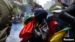 Manifestantes participan en una protesta contra el presidente boliviano Luis Arce, luego de que las leyes sobre propiedad privada y seguridad generaran la ira de los críticos, en La Paz, Bolivia, el 11 de octubre de 2021.