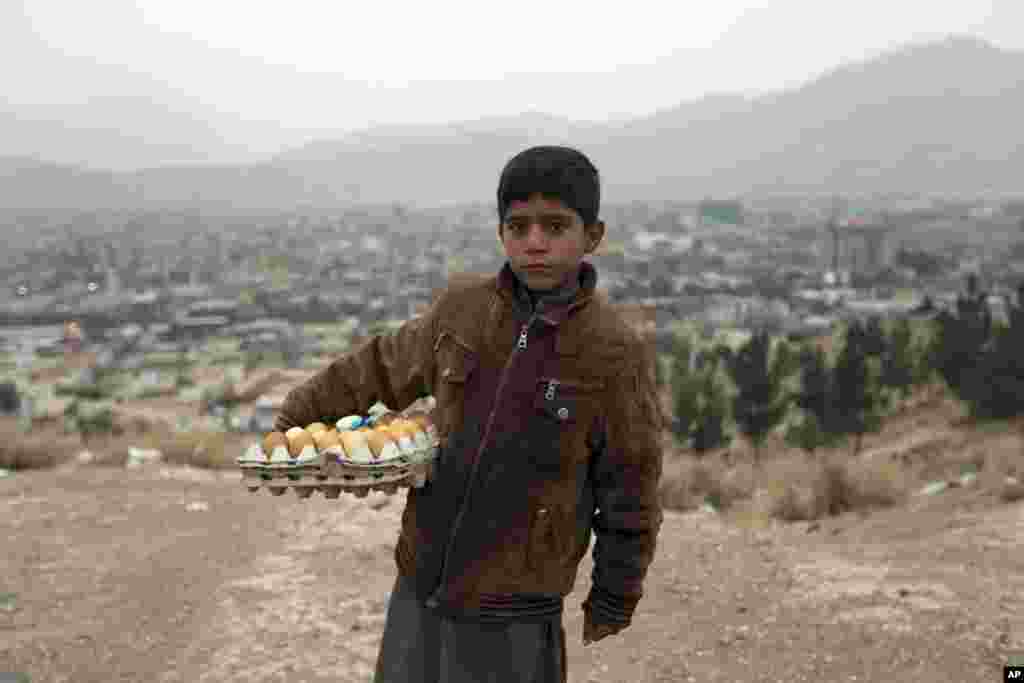 تصویری از یک پسر بچه&nbsp;افغان تخم مرغ فروش بر روی تپه ندیر خان در کابل