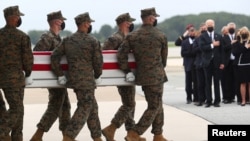 Presiden AS Joe Biden memberikan penghormatan saat jenazah tentara AS tiba di Pangkalan Angkatan Udara Dover di kota Dover, Delaware, hari Minggu (29/8).